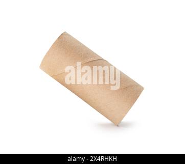 Seitenansicht des einzelnen braunen Tissue-Papierkerns ist auf weißem Hintergrund mit Beschneidungspfad isoliert. Stockfoto