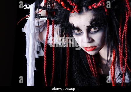 Frau mit Voodoo-Schamanen-Make-up isoliert auf Schwarz Stockfoto