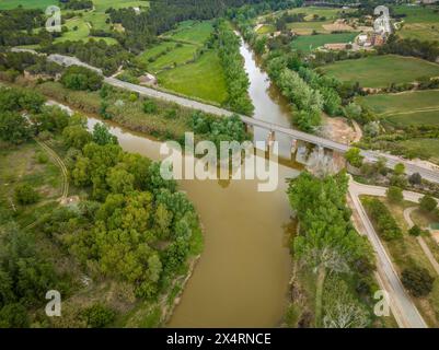 Luftaufnahme des Zusammenflusses der Flüsse Cardener und Llobregat im Frühjahr (Bages, Barcelona, ​​Catalonia, Spanien) Stockfoto