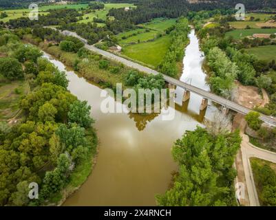 Luftaufnahme des Zusammenflusses der Flüsse Cardener und Llobregat im Frühjahr (Bages, Barcelona, ​​Catalonia, Spanien) Stockfoto