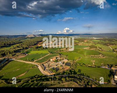 Luftaufnahme der grünen Felder von Pla de Bages bei Santpedor bei Sonnenuntergang im Frühling (Barcelona, ​​Catalonia, Spanien) ESP: Vista aérea de campos verdes Stockfoto