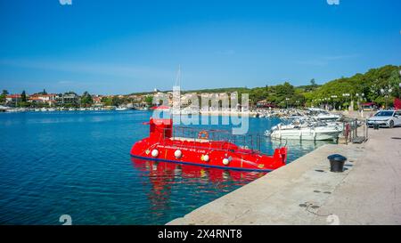 krk, kroatien, 1. Mai 2024, Halb-U-Boot, Glasbodenboot im Hafen *** krk, kroatien, 1. mai 2024, halb-unterseeboot, glasbodenboot im hafen Copyright: XW. Simlingerx Stockfoto