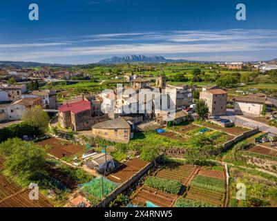 Aus der Vogelperspektive auf das historische Zentrum und die Kirche Sant Fruitós de Bages an einem Frühlingsmorgen. Im Hintergrund der Berg Montserrat (Spanien) Stockfoto