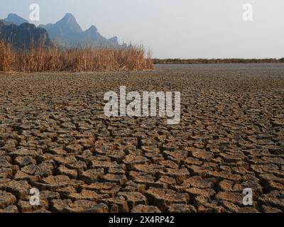 Verbrannte Erde Erde Dürre Wüstenlandschaft dramatisch mit Berg im Hintergrund, Global Warming Konzept, Feuchtgebiet trocken und zerrissene Land Stockfoto