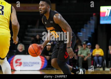 London, Kanada. Mai 2024. Die London Lightning besiegen die Sudbury 5 106-101 in Spiel 1 der BSL-Halbfinalspiele. Duane Notice (10) der Sudbury Five im dritten Quartal. Quelle: Luke Durda/Alamy Live News Stockfoto