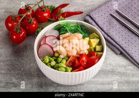 Hawaian Cuisine – Poke mit Cocktailgarnelen und Avocado Stockfoto
