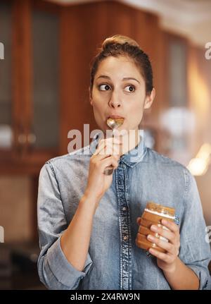 Frau, Ernährung und Erdnussbutter zu Hause für Diät. Frühstück und Ballaststoffe oder Vitamine essen. Weibliche Person, hungrig und Glasbehälter für Essen, Essen Stockfoto