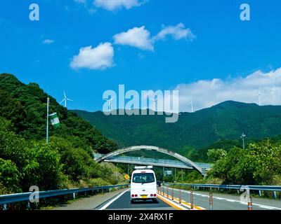 Landstraße in Shirahama Township in der Präfektur Wakayama, Japan. Stockfoto