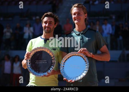 Jordan Thompson und Sebastian Korda posieren für ihre Mutua Madrid Open Herren-Doppel-Trophäen nach dem Sieg im Finale des Doppelspiels A Stockfoto