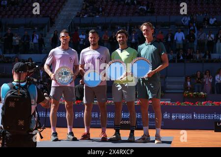 Jordan Thompson und Sebastian Korda posieren für ihre Mutua Madrid Open Herren-Doppel-Trophäen nach dem Sieg im Finale des Doppelspiels A Stockfoto