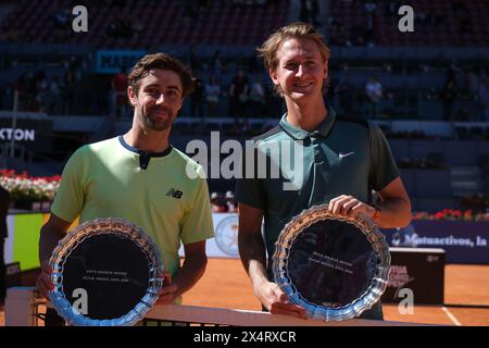 Jordan Thompson und Sebastian Korda posieren für ihre Mutua Madrid Open Herren-Doppel-Trophäen nach dem Sieg im Finale des Doppelspiels A Stockfoto