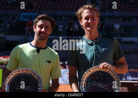 Jordan Thompson und Sebastian Korda posieren für ihre Mutua Madrid Open Herren-Doppel-Trophäen nach dem Sieg im Finale des Doppelspiels A Stockfoto