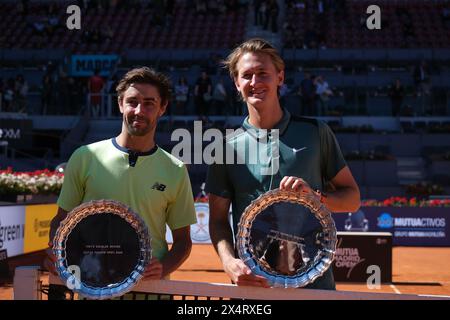 Jordan Thompson und Sebastian Korda posieren für ihre Mutua Madrid Open Herren-Doppel-Trophäen nach dem Sieg im Finale des Doppelspiels A Stockfoto