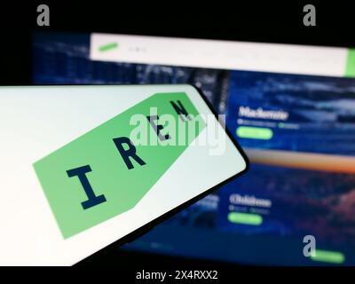 Mobiltelefon mit Logo des australischen Bitcoin-Bergbauunternehmens Iris Energy Ltd. (IREN) vor der Website. Konzentrieren Sie sich auf die Mitte des Telefondisplays. Stockfoto