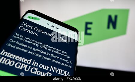 Smartphone mit Website des australischen Bitcoin-Bergbauunternehmens Iris Energy Ltd. (IREN) vor dem Logo. Fokussieren Sie sich oben links auf der Telefonanzeige. Stockfoto