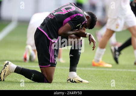 STUTTGART – 04. MAI: Alphonso Davies von Bayern München reagiert beim Bundesliga-Spiel zwischen dem VfB Stuttgart und dem FC Bayern München in der MHPArena am 04. Mai 2024 in Stuttgart. © diebilderwelt / Alamy Stock Stockfoto