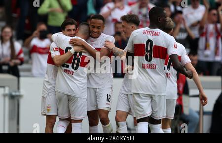 STUTTGART, DEUTSCHLAND - 04. MAI: Leonids Stergiou vom VFB Stuttgart feiert beim Bundesliga-Spiel zwischen dem VfB Stuttgart und dem FC Bayern München in der MHPArena am 04. Mai 2024 in Stuttgart das Tor 1:0 mit Deniz Undav vom VFB Stuttgart und Jamie Leweling vom VfB Stuttgart. © diebilderwelt / Alamy Stock Stockfoto