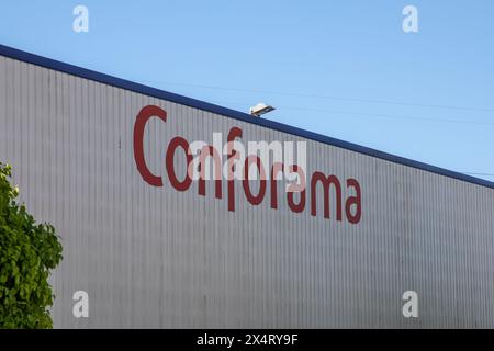 Bordeaux , Frankreich - 04 29 2024 : Conforama Textschild und Markenlogo auf Fassadenladen Möbelgeschäft Stockfoto