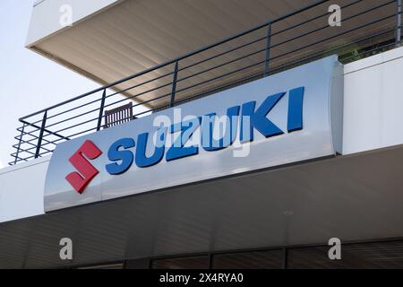 Bordeaux , Frankreich - 04 29 2024 : Logo des Autohändlers Suzuki und Textmarke in der Ladenfassade Stockfoto