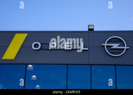 Bordeaux , Frankreich - 04 29 2024 : opel-Autohersteller und Fassadenmarkenschild Händler für deutschen Automobilhersteller Stockfoto