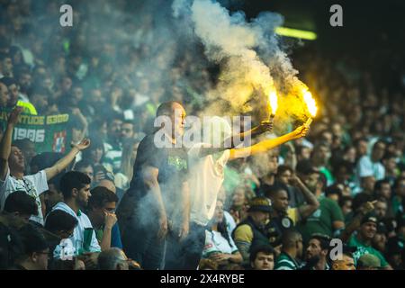 Lissabon, Portugal. Mai 2024. Sporting CP Fans zünden Fackeln während des Liga Portugal Betclic Spiels zwischen Sporting CP und Portimonense SC im Estadio Jose Alvalade in Lissabon. (Endnote: Sporting CP 3 - 0 Portimonense SC) (Foto: Henrique Casinhas/SOPA Images/SIPA USA) Credit: SIPA USA/Alamy Live News Stockfoto