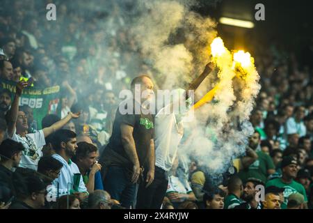 Lissabon, Portugal. Mai 2024. Sporting CP Fans zünden Fackeln während des Liga Portugal Betclic Spiels zwischen Sporting CP und Portimonense SC im Estadio Jose Alvalade in Lissabon. (Endnote: Sporting CP 3 - 0 Portimonense SC) Credit: SOPA Images Limited/Alamy Live News Stockfoto