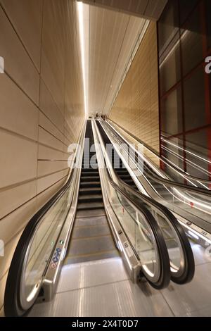 Sydney, Australien. Mai 2024. Mitglieder der Öffentlichkeit wurden zu einem Tag der offenen Tür eingeladen, um vor ihrer Eröffnung das Innere der neuen Metrostation Martin Place zu sehen. Besucher hatten die Möglichkeit, den Bahnhof zu betreten, einige der öffentlichen Kunstwerke zu sehen und durch die Halle und die neuen U-Bahnsteige 25 Meter unter der Erde zu spazieren. Diese U-Bahn-Station ist in die bestehende Martin Place Station integriert und bedient Sydneys Geschäfts- und Finanzviertel, das Macquarie Street Viertel und die Pitt Street Einzelhandelszone. Richard Milnes/Alamy Live News Stockfoto