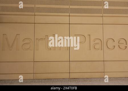 Sydney, Australien. Mai 2024. Mitglieder der Öffentlichkeit wurden zu einem Tag der offenen Tür eingeladen, um vor ihrer Eröffnung das Innere der neuen Metrostation Martin Place zu sehen. Besucher hatten die Möglichkeit, den Bahnhof zu betreten, einige der öffentlichen Kunstwerke zu sehen und durch die Halle und die neuen U-Bahnsteige 25 Meter unter der Erde zu spazieren. Diese U-Bahn-Station ist in die bestehende Martin Place Station integriert und bedient Sydneys Geschäfts- und Finanzviertel, das Macquarie Street Viertel und die Pitt Street Einzelhandelszone. Richard Milnes/Alamy Live News Stockfoto