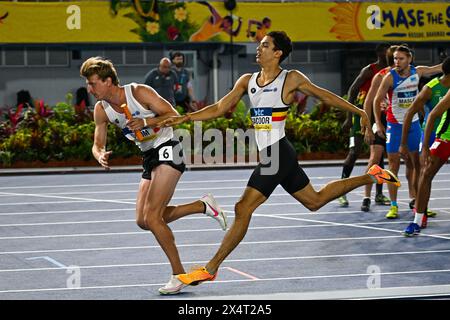 Nassau, Die Bahamas. Mai 2024. Der belgische Alexander Doom und der belgische Jonathan Sacoor wurden während der 4 x 400 m langen Vorläufe der Männer in den IAAF World Athletics Relays am Samstag, den 4. Mai 2024, im Thomas A. Robinson National Stadium in Nassau auf den Bahamas gezeigt. BELGA FOTO ERIK VAN LEEUWEN Credit: Belga News Agency/Alamy Live News Stockfoto