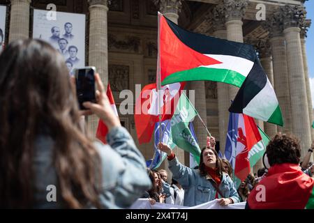 Paris, Frankreich. Mai 2024. 3. Mai 2024, Paris, Frankreich. Ein Demonstrant schwingt eine palästinensische Flagge, während sich Studenten am Place du Panthéon versammeln. Quelle: Jay Kogler/Alamy Live News Stockfoto