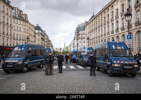 3. Mai 2024, Paris, Frankreich. Die Polizei übersieht eine pro-palästinensische Studentenversammlung am Place du Panthéon. Quelle: Jay Kogler/Alamy Live News Stockfoto