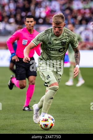 Mai 2024 Santa Clara, CA USA Los Angeles Mittelfeldspieler Mateusz Bogusz (19) tritt den Ball während des MLS-Spiels zwischen dem Los Angeles Football Club und den San Jose Earthakes in die Höhe. San Jose besiegte den LAFC 3-1 im Levi's Stadium San Clara Kalifornien Thurman James/CSM Stockfoto