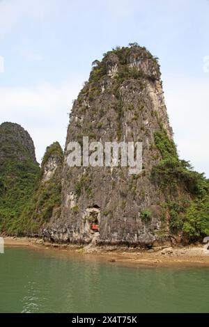 Ha Long Bay Vietnam ist UNESCO-Weltkulturerbe und einer der Höhepunkte jeder Reise nach Vietnam. Stockfoto