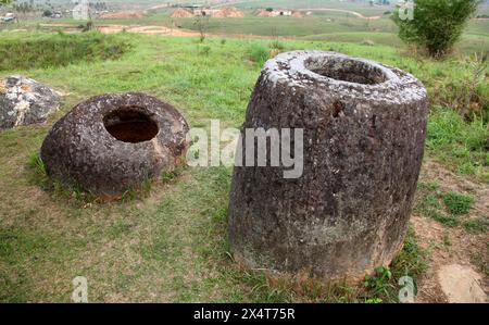 Gläser, Phonsavan, Laos. Diese megalithischen Steinkrüge befinden sich auf den Ebenen um Phonsavan, ihre Verwendung ist unbekannt, aber einige Theorien das Stockfoto