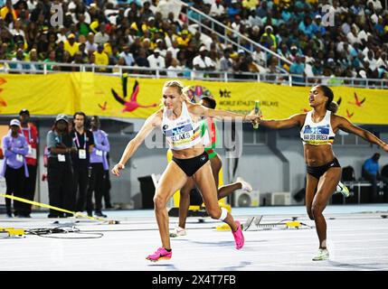 Nassau, Die Bahamas. Mai 2024. Die Belgierin Hanne Claes und die Belgierin Naomi Van den Broeck wurden während der 4 x 400 m langen Läufe der Frauen in den IAAF World Athletics Relays am Samstag, den 4. Mai 2024, im Thomas A. Robinson National Stadium in Nassau, Bahamas, dargestellt. BELGA FOTO ERIK VAN LEEUWEN Credit: Belga News Agency/Alamy Live News Stockfoto