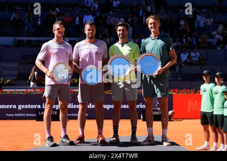 Madrid, Spanien. Mai 2024. Sebastian Korda aus den Vereinigten Staaten und Jordan Thompson aus Australien (Gewinner), Ariel Behar aus Uruguay und Adam Pavlasek aus der Tschechischen Republik (Zweiter) nach dem Finale der Doppel während der Mutua Madrid Open 2024, ATP Masters 1000 und WTA 1000, Tennisturnier am 4. Mai 2024 in Caja Magica in Madrid, Spanien Credit: Unabhängige Fotoagentur/Alamy Live News Stockfoto