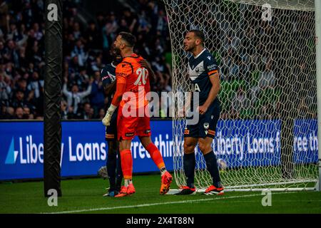 Melbourne, Australien. 5. Mai 2024. Melbourne Victory gegen Melbourne City - 2024 Isuzu UTE A-League Männer Finals Series - Elimination Final 1 - AAMI Park. Melbourne Victory Torhüter Paul Izzo (#20) sichert sich beim 1. Eliminationsfinale der A-League 2024 zwischen Melbourne Victory FC und Melbourne City FC gegen den Elfmeterschieß von Melbourne City, Mittelfeldspieler Tolgay Arslan (#10). Foto: James Forrester/Alamy Live News Stockfoto