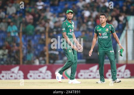 Der Bangladeschische Pacer Shariul Isalm (L) und Mohammad Saifuddin (R) gegen Simbabwe während der ersten T20 von fünf Spielserien im Zahur Ahmed Chowdhury Stockfoto