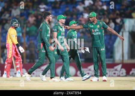 Der Bangladesche Pacer Shariul Isalm (R) mit seinen Mannschaftskameraden gegen Simbabwe während der ersten T20 von fünf Spielserien im Zahur Ahmed Chowdhury Stadiu Stockfoto