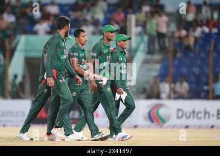 Der Bangladeschische Pacer Shariul Isalm (2. Rechts) mit seinen Teamkollegen gegen Simbabwe während der ersten T20 von fünf Spielserien im Zahur Ahmed Chowdhur Stockfoto