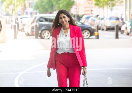 London, Vereinigtes Königreich. Mai 2024. Die ehemalige Innenministerin Suella Braverman kommt bei BBC an, als sie am Sonntag mit Laura Kuenssberg auftritt. Quelle: Tayfun Salci / Alamy Live News Stockfoto