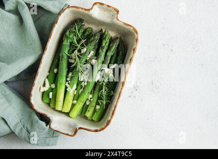 Frisch gekochte Spargel-Vorspeise in Keramik-Auflaufform Stockfoto