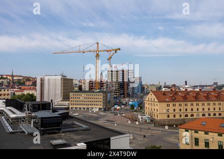 Göteborg, Schweden - 5. Juni 2021: Außenansicht von Wohnungen und Bürogebäuden. Neubauten im Bau mit großen Kränen. Keine sichtbaren Personen. Stockfoto