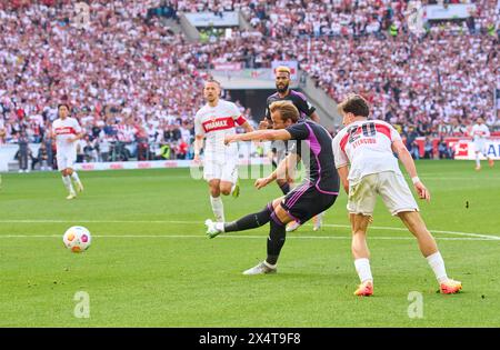 Stuttgart, Deutschland. Mai 2024. Harry Kane, FCB 9 tritt um den Ball an, Tackling, Duell, Header, zweikampf, Action, Kampf gegen Leonidas Stergiou VFB 20 im Spiel VFB STUTTGART - FC BAYERN MÜNCHEN 3-1 am 4. Mai 2024 in Stuttgart. Saison 2023/2024, 1.Bundesliga, Spieltag 32, 32.Spieltag, München, München Fotograf: ddp-Bilder/STAR-Bilder - DFL-VORSCHRIFTEN VERBIETEN JEDE VERWENDUNG VON FOTOGRAFIEN als BILDSEQUENZEN und/oder QUASI-VIDEO - Credit: ddp Media GmbH/Alamy Live News Stockfoto