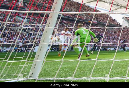 Stuttgart, Deutschland. Mai 2024. Leonidas Stergiou VFB 20 Punkte, schießt Tor, Tor, Treffer, Torschuss, 1-0 gegen Manuel NEUER, Torwart FCB 1 im Spiel VFB STUTTGART - FC BAYERN MÜNCHEN 3-1 am 4. Mai 2024 in Stuttgart. Saison 2023/2024, 1.Bundesliga, Spieltag 32, 32.Spieltag, München, München Fotograf: ddp-Bilder/STAR-Bilder - DFL-VORSCHRIFTEN VERBIETEN JEDE VERWENDUNG VON FOTOGRAFIEN als BILDSEQUENZEN und/oder QUASI-VIDEO - Credit: ddp Media GmbH/Alamy Live News Stockfoto