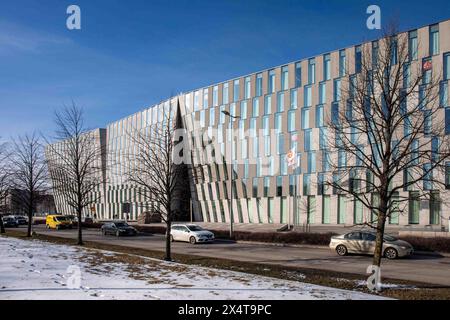 Der Hauptsitz der OP Financial Group in Gebhardinaukio 1 in der Abendsonne im Bezirk Vallila in Helsinki, Finnland Stockfoto