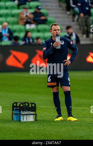 Melbourne, Australien. 5. Mai 2024. Melbourne Victory gegen Melbourne City - 2024 Isuzu UTE A-League Männer Finals Series - Elimination Final 1 - AAMI Park. Melbourne Victory Mittelfeldspieler Leigh Broxham (#6) trinkt während des Trainings vor dem 1. Finale der A-League 2024 zwischen Melbourne Victory FC und Melbourne City FC einen Drink. Foto: James Forrester/Alamy Live News Stockfoto