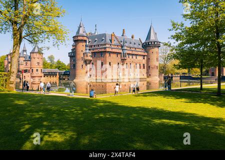 Menschen, die an einem Sommertag fotografieren, besuchen und sich das Schloss Haar (Niederländisch Kasteel de Haar) in Haarzuilens außerhalb der Stadt ansehen Stockfoto