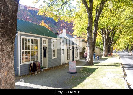 Kolonialhäuser in Herbstfarben, Buckingham Street, Arrowtown, Otago, South Island, Neuseeland Stockfoto