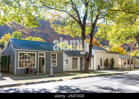 Kolonialhäuser in Herbstfarben, Buckingham Street, Arrowtown, Otago, South Island, Neuseeland Stockfoto